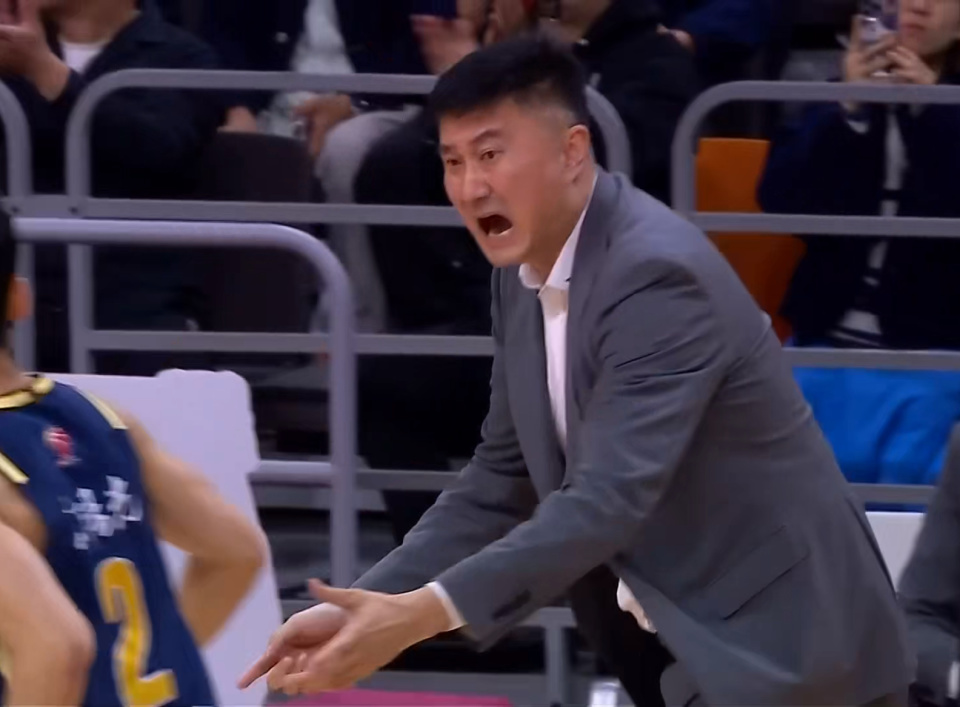 引起了球迷, 天的卫冕冠